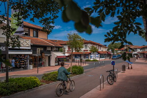 Centre-ville d'Hossegor avec ses boutiques et sa vie animée