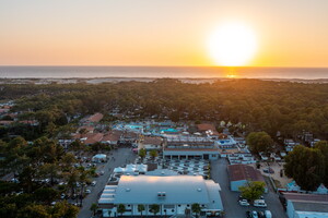 Vue sur le camping 5 étoiles Le Vieux Port au coucher de soleil avec en arrière-plan la forêt et l'océan Atlantique