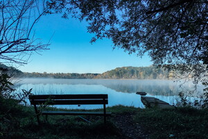 Banc face à un lac landais