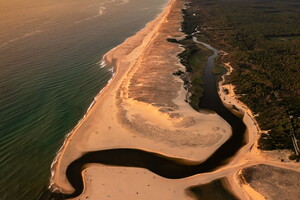 Courant d'Huchet le long de Pichelèbe à travers la forêt qui se jette dans l'océan Atlantique dans les Landes