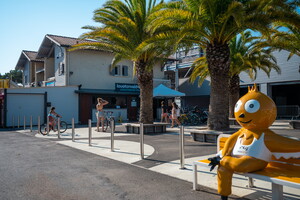 Vue sur la devanture du loueur de vélo du camping 5 étoiles Le Vieux Port dans les Landes
