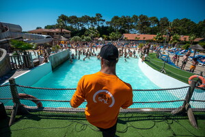 Animation piscine à vagues 5 étoiles camping le Vieux Port dans Les Landes