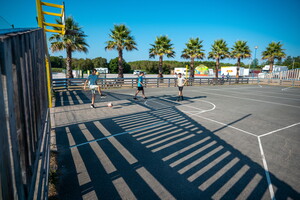 Match de football sur le city stade de la plaine des sports du camping 5 étoiles Le Vieux Port dans les Landes