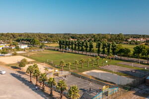 Plaine des sports du camping 5 étoiles Le Vieux Port dans les Landes vue du ciel