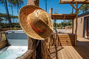 Terrasse du quartier Premium avec jacuzzi sous les pins au camping 5 étoiles Le Vieux Port dans les Landes