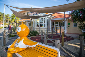 Banc devant la Réception avec la mascotte Soly du camping 5 étoiles Le Vieux Port dans les Landes