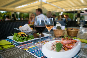 Plats posés sur la table de la terrasse du restaurant au camping 5 étoiles Le Vieux Port dans les Landes