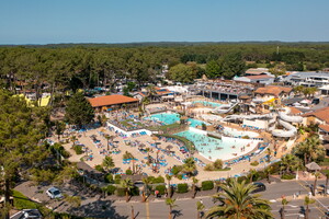 Vue d'ensemble du parc aquatique et de l'entrée du camping 5 étoiles Le Vieux Port dans les Landes