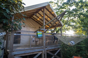 Cabane sur pilotis au camping 5 étoiles Le Vieux Port dans les Landes