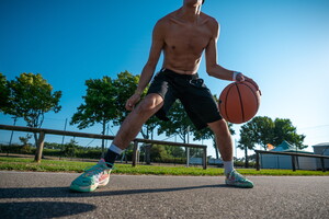Joueur de basket sur le terrain de sports du camping 5 étoiles Le Vieux Port dans les Landes