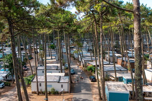 Allée entre les mobil-homes du camping 5 étoiles Le Vieux Port dans les Landes
