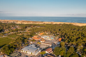 Vue aérienne du camping 5 étoiles le Vieux Port dans les Landes