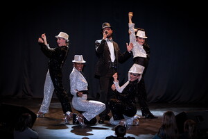 Prestation de danse dans la salle de spectacle l'Aréna camping 5 étoiles le vieux port 5 étoiles dans les Landes