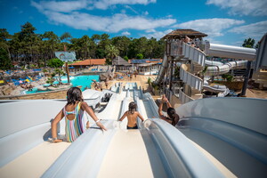 Toboggans au camping 5 étoiles le Vieux Port dans les Landes 