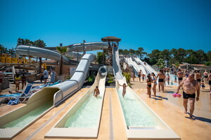 Toboggans au camping 5 étoiles le Vieux Port dans les Landes 