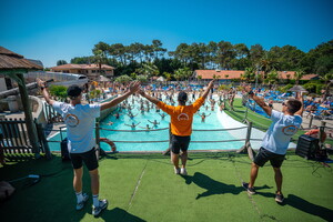 Animation piscine au camping 5 étoiles Le Vieux Port dans les Landes 