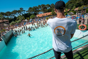 Animation à la piscine Camping 5 étoiles le Vieux Port dans Les Landes