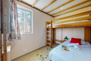 Chambre enfant du chalet Premium 6 personnes au camping 5 étoiles Le Vieux Port à Messanges dans les Landes