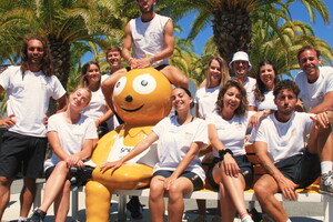 Mascotte Soly avec l'équipe animation du camping Le Vieux Port 5 étoiles dans le Sud Ouest de la France, sur la côte Sud des Landes pour vos vacances animées