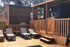 Chalet avec piscine privée dans quartier premium, chalet bois avec transat et vue sur la dune en bord de mer sur la Côte d'Argent, la côte Sud des Landes du Sud Ouest de la France, pour vos vacances en bord de mer à Vieux Boucau ou Messanges