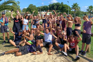 Club ado du camping 5 étoiles Le Vieux Port à Vieux Boucau Messanges pendant la haute saison d'été estivale dans le sable sur le terrain de sports extérieur en nature