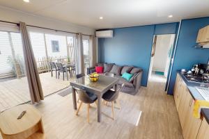 Lodge Premium Dune Jacuzzi 4 personnes au camping 5 étoiles Le Vieux Port avec Resasol pour vos vacances, loisirs et évenements dans le Sud Ouest de la France département Les Landes