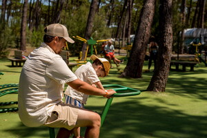 aire de fitness camping 5 étoiles bord de mer parent enfant papa et son fils sport en famille en plein air
