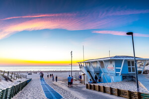 moliets-et-maa-landes-nouvelle-aquitaine-france-poste-secours-plage-centrale-sunset-coucher-de-soleil-camping-bord-de-mer-5-etoiles-camping bord de mer acceptant les chiens et chats