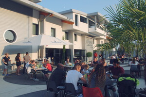 salle-de-spectacle-arena-camping-5-étoiles-vieux-port-landes-public-restaurant sur le parvis de l’Arena du Vieux Port. Une ambiance joyeuse autour d’une carte concoctée pour délecter vos papilles !   Retrouvez toutes les informations concernant la salle L’Arena du Vieux Port sur l'application RESASOL. Port du bracelet obligatoire pour accéder à la salle de spectacles.   Pot de bienvenue tous les samedis en hors saison à 18h45 et tous les dimanches en haute saison à 19h15.