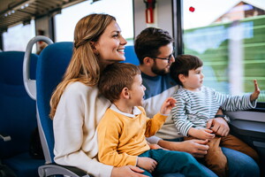 venir au camping en train Belle jeune famille heureuse voyageant ensemble par train rapide chemin de fer station voyage voyager chemin de fer transport famille enfant garçon père mère fils gens homme départ passager transport