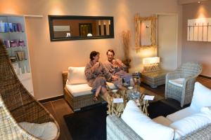 Camping avec espace Spa & Bien-Être dans les Landes (3) avantage détente relaxation cadre naturel couples familles soins de qualité deux personnes salle d'attente peignoir de bain institut beauté