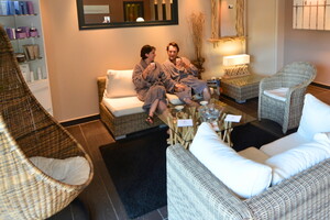 Camping avec espace Spa & Bien-Être dans les Landes (3) avantage détente relaxation cadre naturel couples familles soins de qualité deux personnes salle d'attente peignoir de bain institut beauté