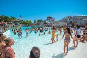 Camping avec piscine à vagues dans les Landes 5-etoiles-vieux-port-landes-parc-aquatique-public (7) danse et choregraphies pour toutes les generations autour du bassin phare du parc aquatique