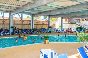 Camping avec piscine couverte et chauffée dans les Landes (5) vue sur tous les transats et le calme et la détente ambiante