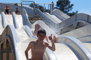 Camping avec toboggans aquatiques chauffés dans les Landes Découvrez l'adrénaline du toboggan aquatique aux 5 pistes Le Pentagliss  34 mètres de pur plaisir aquatique ce toboggan vous promet des moments inoubliables