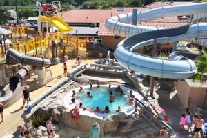 Camping bassin balnéo spa pour deux fois plus de détente dans le parc aquatique avec toboggans et jeux aqualudiques