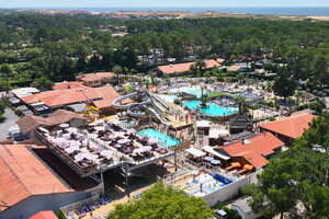 Camping rooftop solarium avec chaises longues et parasol (7) Luxe et confort  Solarium avec chaises longues sur notre camping rooftop