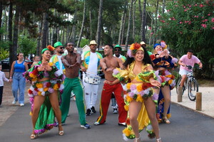 Immersion dans la culture brésilienne avec l'asso Artes Brasil TROPICAL - BREZIL au camping des landes en bord de mer à la salle de spectacles l'arena 5 étoiles hommes et femmes colorés dans la nature avec campeurs