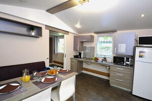 Notre camping avec mobil home accessible PMR (2) coin cuisine kitchenette adaptée aux personnes à mobilité réduite au bord de mer dans les Landes