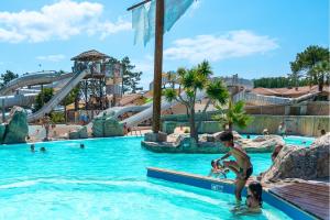 Pourquoi choisir un camping avec bassin balnéo et jacuzzi vue depuis le spa sur la grande piscine chauffée et le parc aquatique