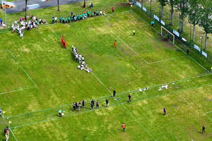 Camping avec terrain de football dans les Landes (4) rencontre sportive entre adultes au terrain multisport sur gazon pour du foot en plein air