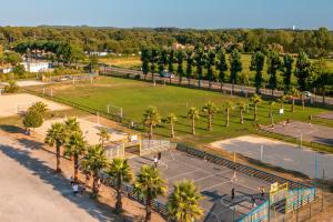 Camping avec terrain de football dans les Landes (6) vue drone du terrain multisport de la plaine des sports en fin d'après-midi avec soleil