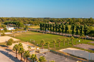Camping avec terrain de football dans les Landes (6) vue drone du terrain multisport de la plaine des sports en fin d'après-midi avec soleil