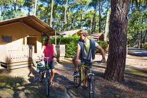 Un hébergement atypique pour votre camping insolite dans les Landes (14) un homme et une femme à vélo devant des tentes western