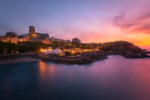 Un hébergement atypique pour votre camping insolite dans les Landes (3) sunset en bord de mer avec vue sur le port de Biarritz