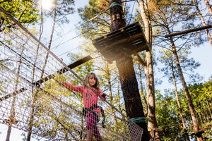 Un hébergement atypique pour votre camping insolite dans les Landes (5) fillette parcours accrobranche moliets