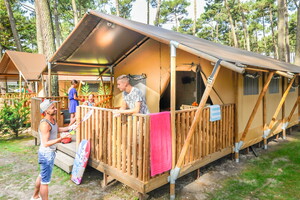 Un hébergement atypique pour votre camping insolite dans les Landes (8) tente ecoluxe 8 personnes avec deux jeunes adultes