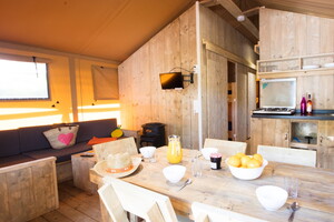 Un hébergement atypique pour votre camping insolite dans les Landes (9) intérieur tente ecoluxe avec petit déjeuner