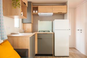 20240816 MMH RapidHome LO83 (73) mobil home avec vue sur la cuisine et le couloir pour montrer les robinets qui sont économes en eau