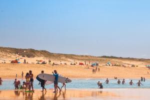 Camping avec accès direct à la plage en bord de mer (9) sortie de surfeurs de l'eau et baigneurs profitant de ce moment de vacances rafraichissant